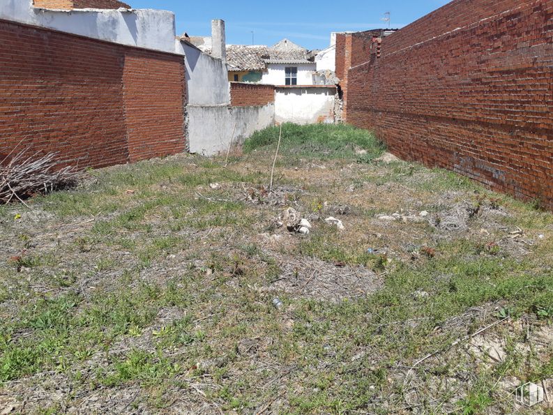 Land for sale at Zona centro, Villanueva de Alcardete, Toledo, 45810 with wall, brickwork, brick, soil, building material, yard and backyard around