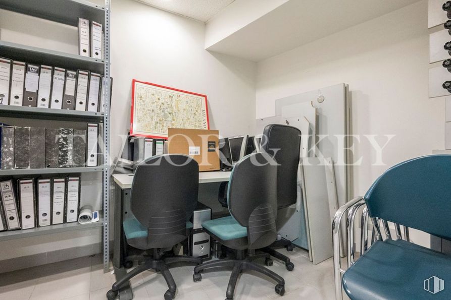 Local en venta en Calle Eras Altas, Villa de Vallecas, Madrid, 28031 con estantería, silla, mueble, silla de oficina, edificio, interiorismo, apoyabrazos, suelos, mesa y estante alrededor