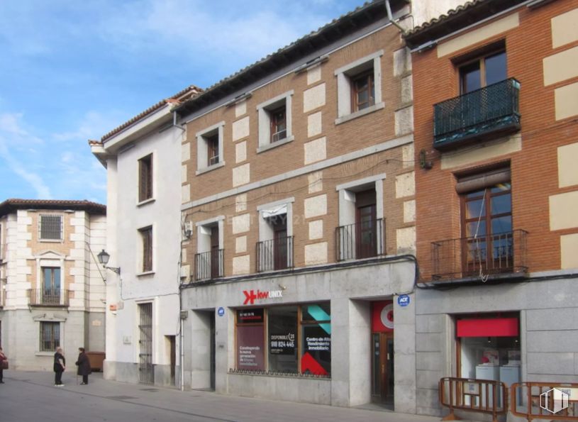 Local en alquiler en Plaza Cervantes, Alcalá de Henares, Madrid, 28801 con ventana, pared, fachada, zona urbana, ciudad, barrio, espacio público, diseño urbano, calle y material compuesto alrededor