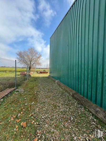 Land for sale at Pl. Diseminados 5021, Santorcaz, Madrid, 28818 with building, cloud, sky, plant, leaf, tree, land lot, grass, road surface and wall around