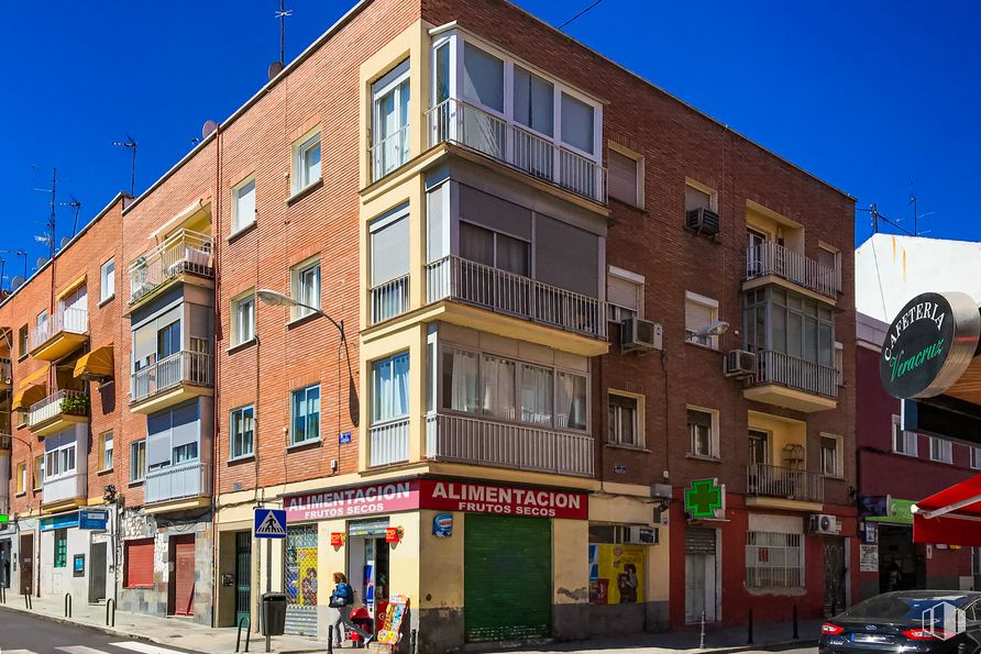 Retail for sale at Calle Lazaga, 11, Tetuán, Madrid, 28020 with car, building, sky, property, window, urban design, wheel, neighbourhood, condominium and residential area around