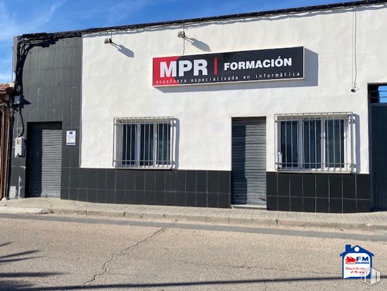 Retail for rent at Calle Escuelas, Sonseca, Toledo, 45100 with window, door, building, property, fixture, architecture, sky, font, wall and facade around