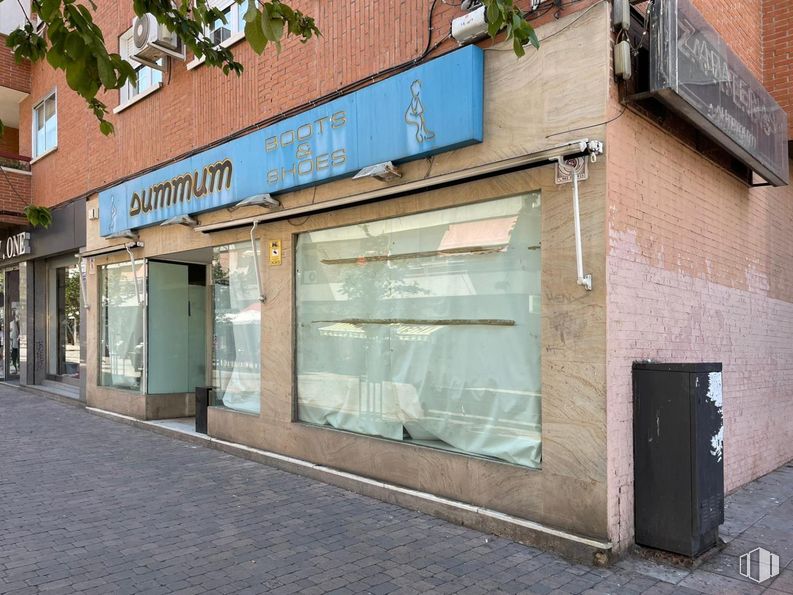 Local en venta en Calle Juan Muñoz, Leganés, Madrid, 28911 con ventana, superficie de la carretera, edificio, accesorio, asfalto, inmobiliario, fachada, acera, carretera y ladrillo alrededor