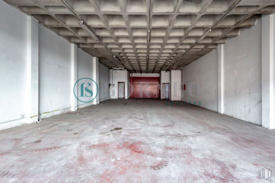 Industrial for rent at Edificio Novosur, Avenida Rosales, 42, Villaverde, Madrid, 28041 with door, fixture, floor, flooring, wood, hall, wall, asphalt, road, composite material and concrete around