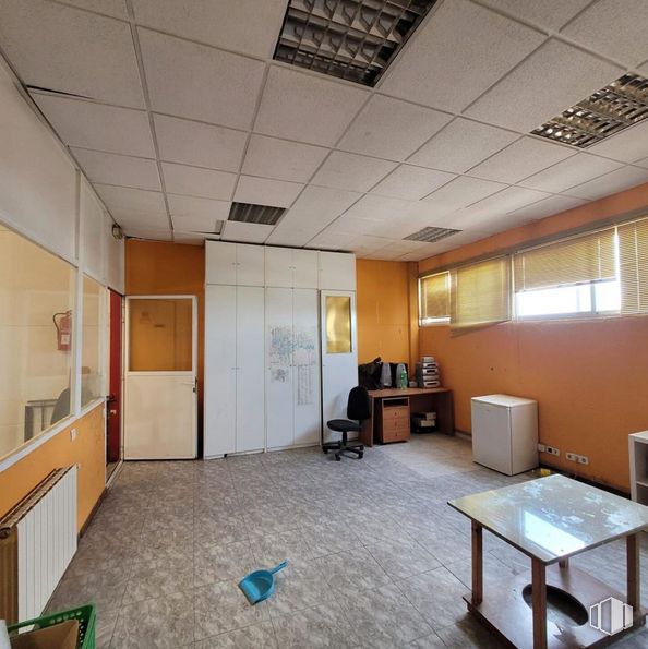 Industrial for sale at Calle Juan de la Cierva, Valdemoro, Madrid, 28341 with table, furniture, interior design, building, flooring, floor, wood, hall, door and fixture around