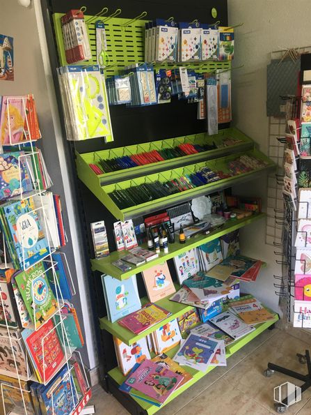 Local en alquiler en Carretera Canillas, Hortaleza, Madrid, 28043 con estantería, estante, publicación, estantería, venta al por menor, tienda, tienda de comestibles, comida precocinada, edificio y libro alrededor