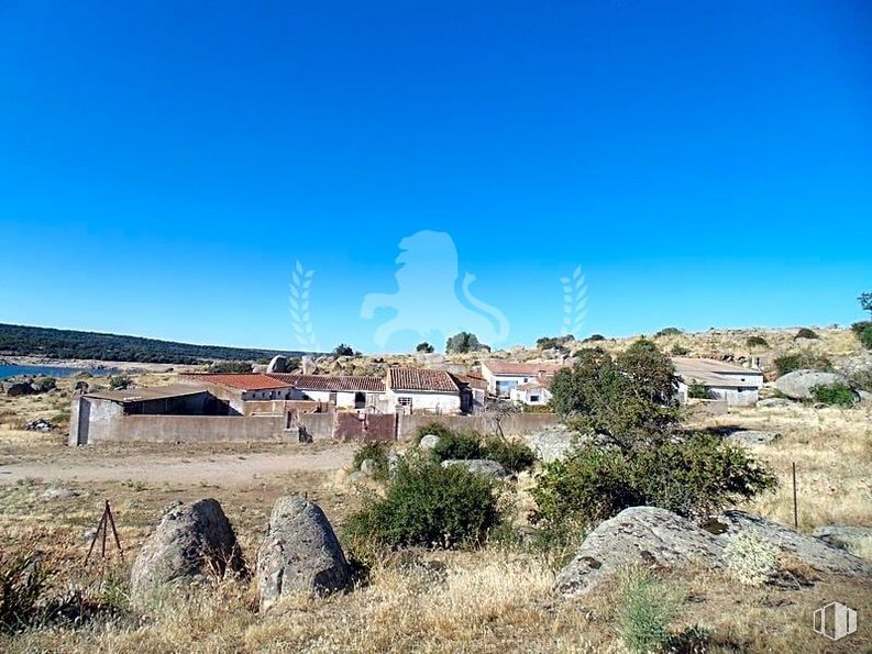 Land for sale at Zona Fuentes Claras, Ávila, 05005 with sky, plant, azure, cloud, natural landscape, landscape, horizon, tree, grass and hill around