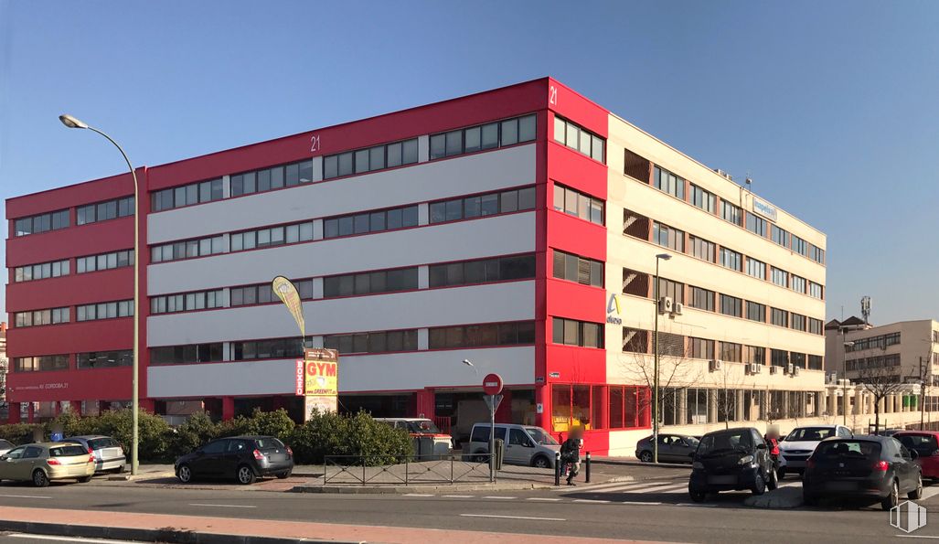 Nave en alquiler en Calle Antonio López, Usera, Madrid, 28026 con coche, edificio, rueda, vehículo terrestre, neumático, cielo, vehículo, luz de la calle, ventana y diseño urbano alrededor