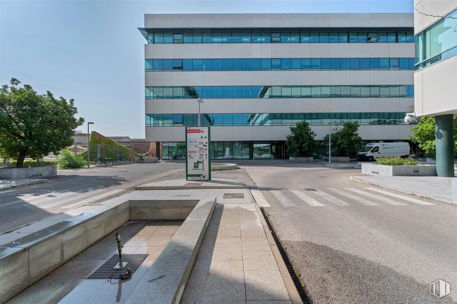 Oficina en alquiler en Calle Hermanos García Noblejas, 37 C, San Blas - Canillejas, Madrid, 28037 con edificio, durante el día, cielo, superficie de la carretera, diseño urbano, árbol, vía pública, bloque de pisos, condominio y inmobiliario alrededor