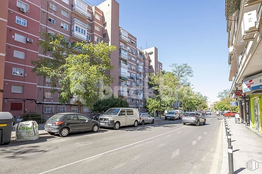 Retail for sale at Calle Juan Francisco Pascual, 2, Hortaleza, Madrid, 28033 with car, building, wheel, tire, daytime, property, sky, vehicle, window and tree around