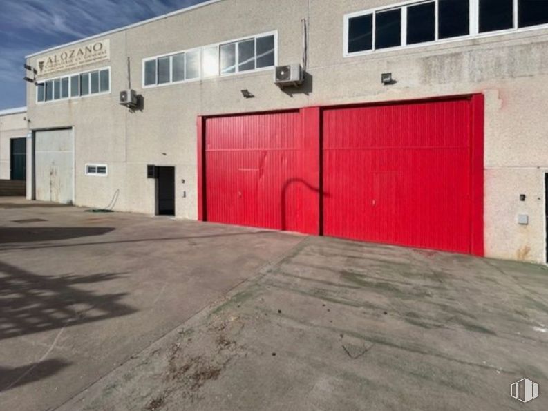 Nave en venta en Calle Cereal, El Casar, Guadalajara, 19170 con ventana, puerta, edificio, superficie de la carretera, madera, asfalto, fachada, suelos, cielo y material compuesto alrededor