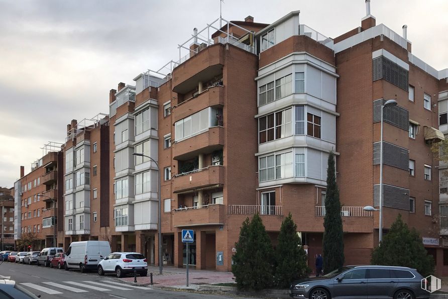 Local en alquiler en Zona del Juncal, Torrejón de Ardoz, Madrid, 28850 con coche, edificio, rueda, vehículo terrestre, neumático, vehículo, cielo, propiedad, ventana y nube alrededor