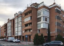 Retail for rent at Zona del Juncal, Torrejón de Ardoz, Madrid, 28850 with car, building, wheel, land vehicle, tire, vehicle, sky, property, window and cloud around