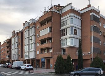 Local en alquiler en Zona del Juncal, Torrejón de Ardoz, Madrid, 28850 con coche, edificio, rueda, vehículo terrestre, neumático, vehículo, cielo, propiedad, ventana y nube alrededor