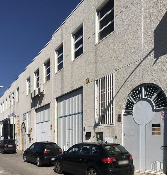 Nave en venta en Calle Batres, 2, Alcorcón, Madrid, 28925 con coche, ventana, neumático, luz de estacionamiento automotriz, rueda, vehículo terrestre, vehículo, vehículo de motor, cielo y edificio alrededor