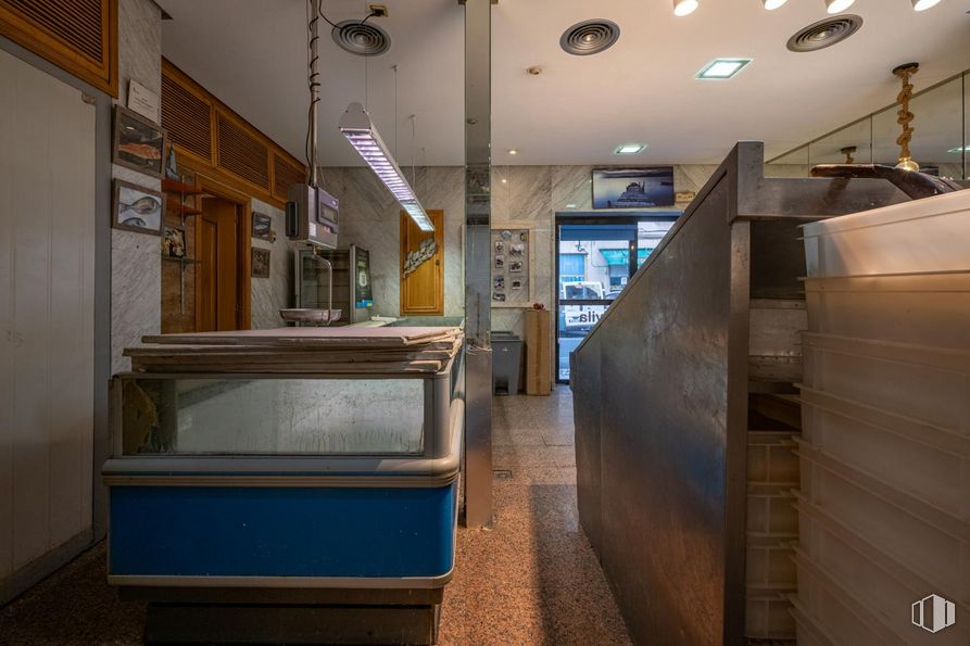 Retail for sale at Calle Cuartel de la Montaña, Ávila, 05001 with lighting, interior design, building, floor, flooring, wood, rolling stock, house, ceiling and fixture around