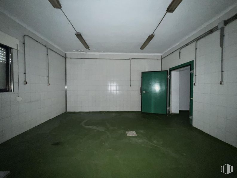 Industrial for sale at Calle Roble, San Pedro del Arroyo, Ávila, 05350 with lighting, door, fixture, window, flooring, floor, ceiling, building, hall and composite material around