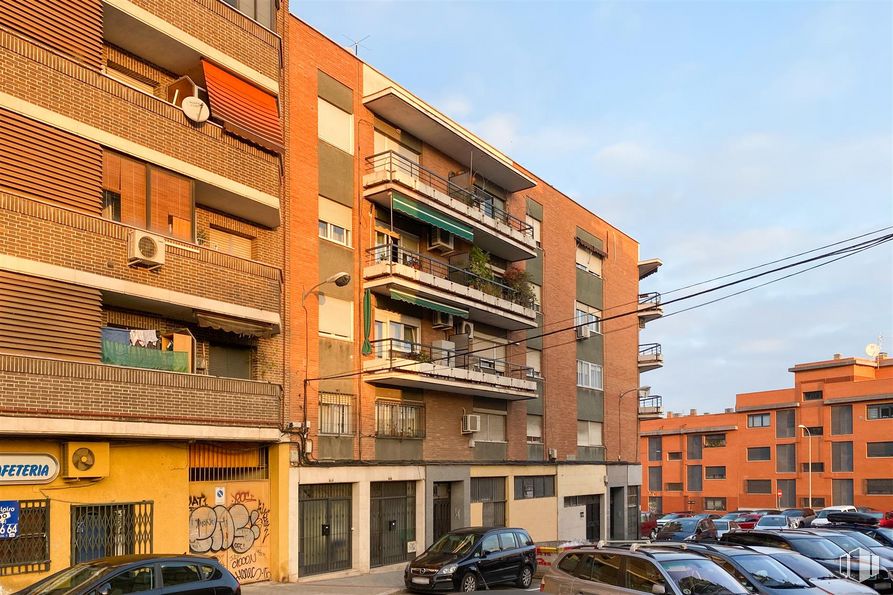 Nave en venta en Calle Duquesa de Tamames, 2, Carabanchel, Madrid, 28044 con coche, edificio, vehículo terrestre, luz de estacionamiento, neumático, rueda, cielo, propiedad, vehículo y ventana alrededor