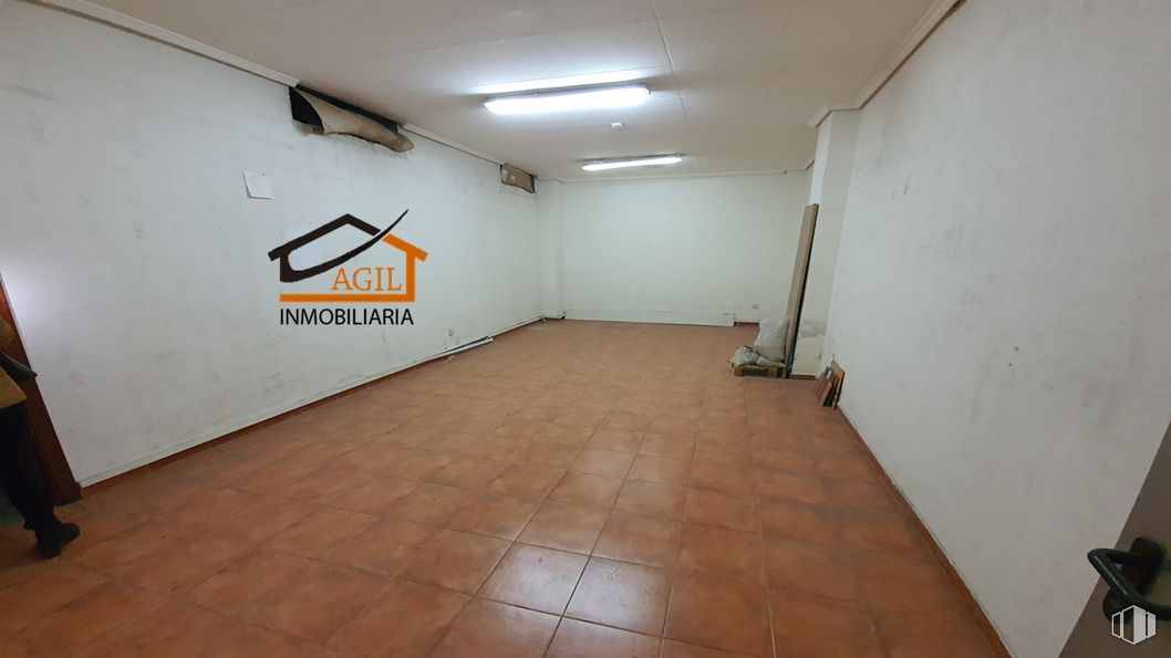 Retail for rent at Avenida Juan Carlos I, Leganés, Madrid, 28912 with lighting, fixture, floor, flooring, wood, composite material, concrete, room, ceiling and hall around