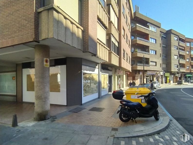 Retail for rent at Avenida Portugal, Ávila, 05001 with motorcycle, tire, wheel, building, automotive lighting, vehicle, sky, automotive tire, window and road surface around