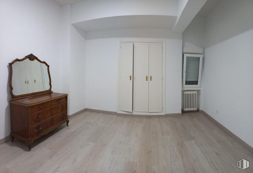 Oficina en venta en Zona Rubén Darío, Chamberí, Madrid, 28010 con cajonera, ebanistería, armario, ventana, alacena, espejo, mueble, edificio, cajón y madera alrededor