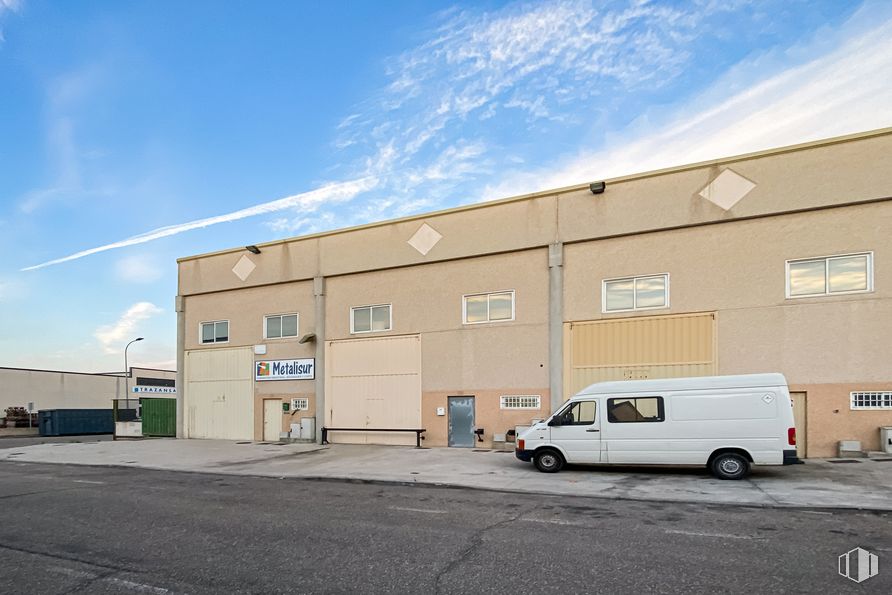 Industrial for sale at Calle Curtidores, 32, Illescas, Toledo, 45200 with van, building, cloud, sky, automotive parking light, tire, property, vehicle, wheel and motor vehicle around