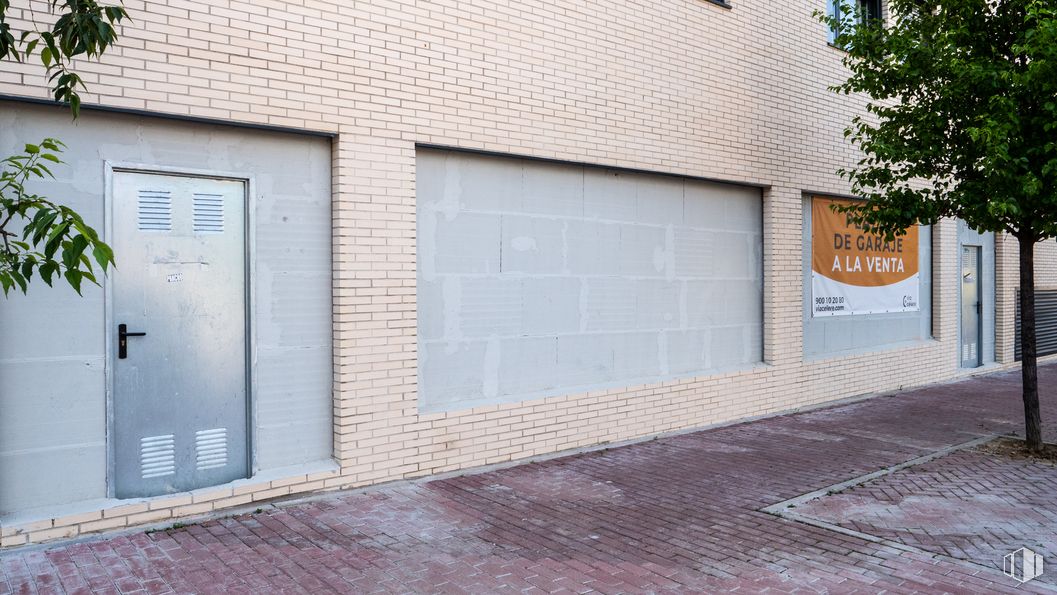 Local en venta en Célere Austral. Calle Unicornio, Móstoles, Madrid, 28938 con puerta, accesorio, superficie de la carretera, asfalto, albañilería, gris, ladrillo, material compuesto, árbol y madera alrededor