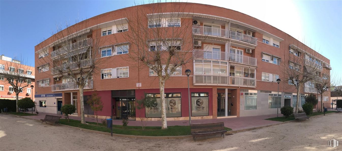 Local en venta en Calle Fuentenovilla, 1, Alcalá de Henares, Madrid, 28802 con mesa de trabajo, edificio, ventana, planta, cielo, diseño urbano, barrio, condominio, zona residencial y edificio comercial alrededor