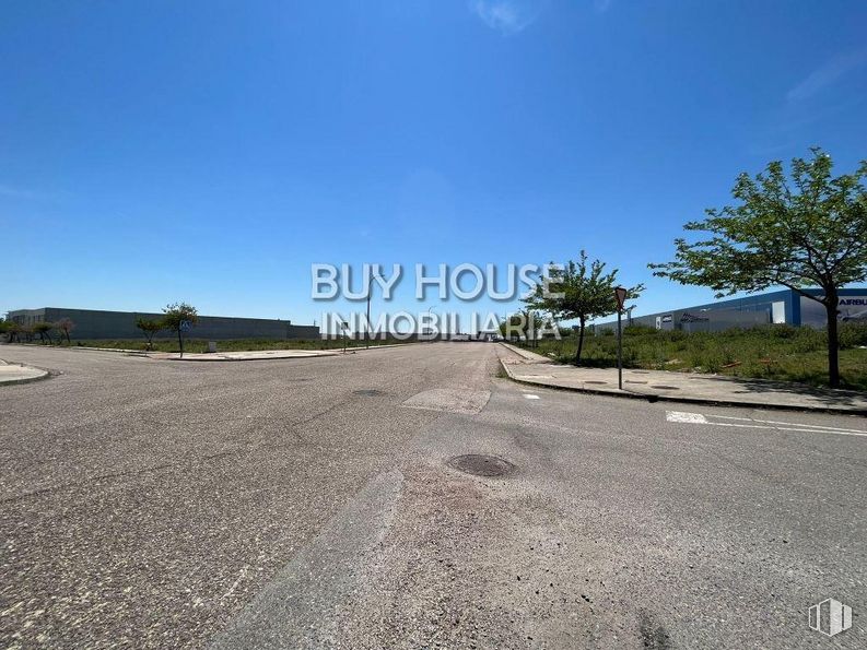 Land for sale at Zona Airbus, Illescas, Toledo, 45200 with sky, property, plant, tree, road surface, natural landscape, land lot, asphalt, thoroughfare and tar around