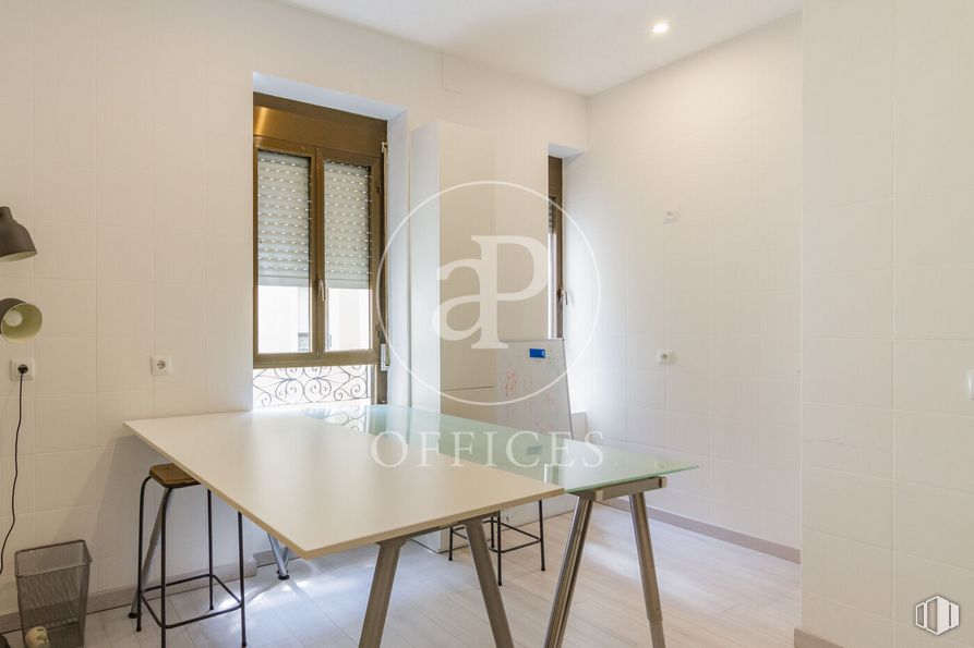 Oficina en alquiler y venta en Calle Serrano, Salamanca, Madrid, 28001 con mesa, ventana, edificio, silla, , , , ,  y  alrededor