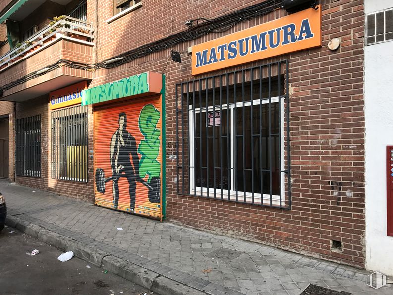 Local en alquiler y venta en Calle Toboso, 122, Carabanchel, Madrid, 28019 con ventana, edificio, persona, albañilería, accesorio, ladrillo, barrio, fachada, ciudad y fuente alrededor