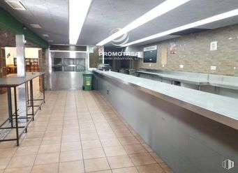 Local en venta en Polígono Arganda, Arganda del Rey, Madrid, 28500 con mesa, contenedor de basura, suelos, techo, suelo, interiorismo, alumbrado, material compuesto, restaurante y lámpara alrededor