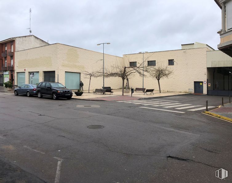 Retail for sale & for rent at Calle Toledo, 17, Sonseca, Toledo, 45100 with car, building, sky, property, cloud, window, wheel, vehicle, street light and road surface around