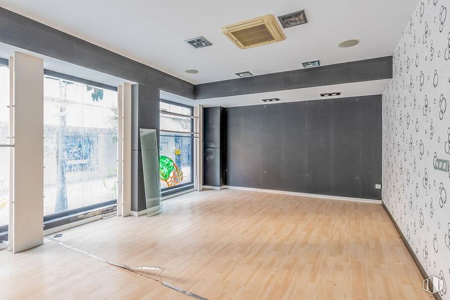 Local en alquiler y venta en Calle Moraleja, Alcorcón, Madrid, 28921 con propiedad, hall, ventana, edificio, accesorio, madera, suelo, suelos, inmobiliario y vidrio alrededor