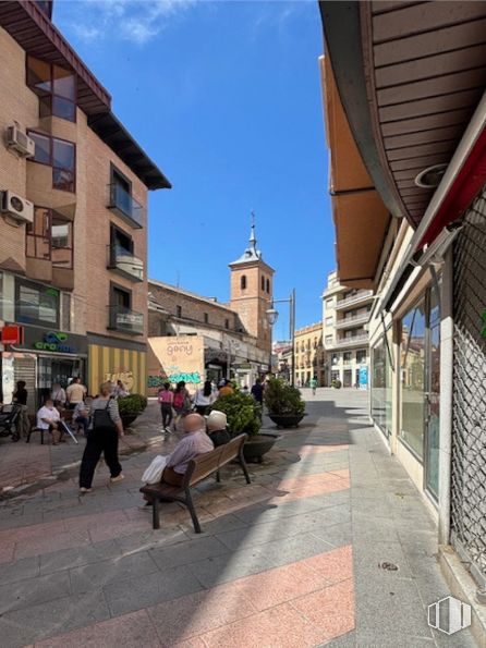 Office for sale at Calle San Francisco, Talavera de la Reina, Toledo, 45600 with bench, person, clothing, building, sky, window, plant, road surface, urban design and flowerpot around