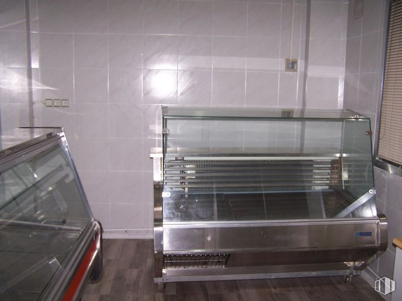 Retail for sale at Zona La Serna, Fuenlabrada, Madrid, 28941 with window blind, kitchen appliance, home appliance, kitchen stove, major appliance, wood, floor, gas, flooring and laboratory oven around