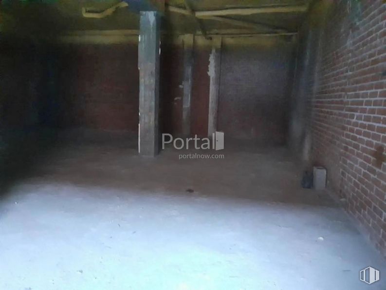 Retail for sale at Calle Magallanes, Torrijos, Toledo, 45500 with floor, composite material, gas, flooring, concrete, basement, darkness, building material, ceiling and room around