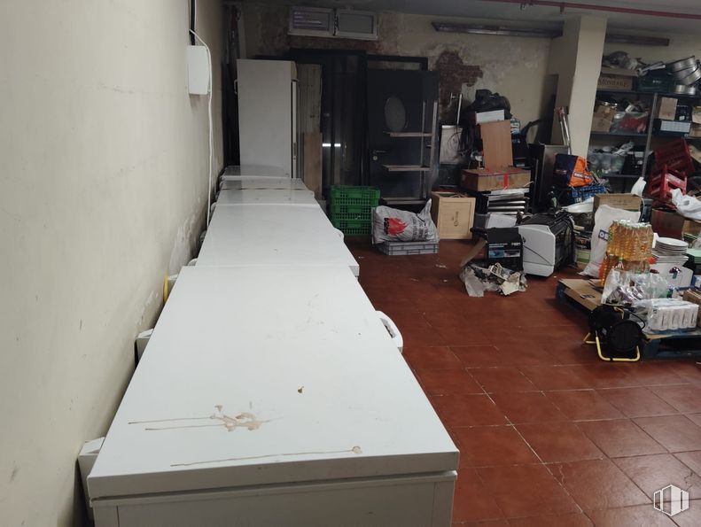 Retail for rent at Calle Luis Buñuel, Pozuelo de Alarcón, Madrid, 28223 with flooring, floor, shipping box, cardboard packaging, box and cardboard around