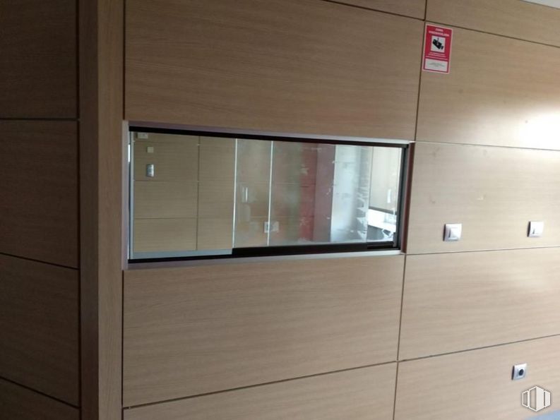 Office for rent at Zona Centro Comercial Tres Aguas, Alcorcón, Madrid, 28922 with mirror, cabinetry, building, window, wood, fixture, vehicle door, rectangle, automotive exterior, flooring, shade and floor around