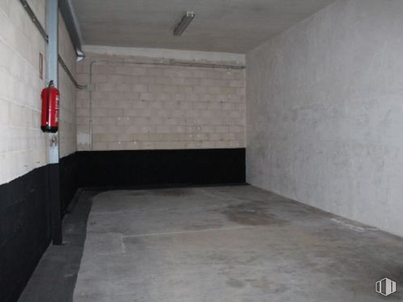 Industrial for sale & for rent at Calle Príncipe de Asturias, Villarejo de Salvanés, Madrid, 28590 with building, fixture, floor, flooring, composite material, hall, concrete, ceiling, asphalt and fire extinguisher around