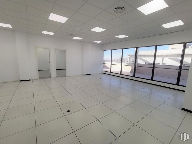 Office for rent at Edificio 1B (22-B), Polígono Industrial Vallecas, Villa de Vallecas, Madrid, 28031 with light fixture, lighting, floor, flooring, ceiling, interior design, composite material, glass, tile flooring and commercial building around