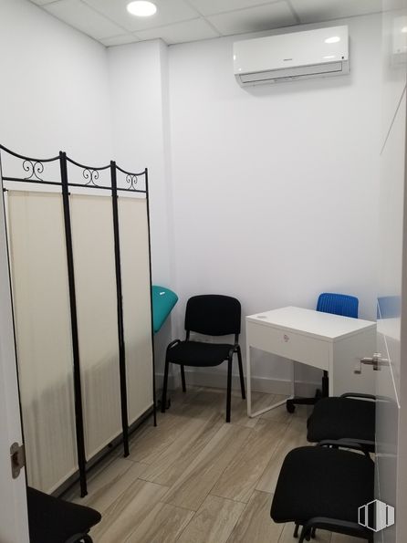 Local en venta en Zona Las Tablas, Fuencarral - El Pardo, Madrid, 28050 con silla, escritorio, mesa, edificio, interiorismo, suelo, suelos, pared, casa y accesorio alrededor