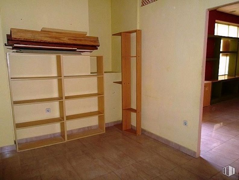 Local en venta en Zona La Avanzada, Fuenlabrada, Madrid, 28945 con estantería, mueble, estante, accesorio, estantería, madera, suelo, piso, tinte para madera y pared alrededor