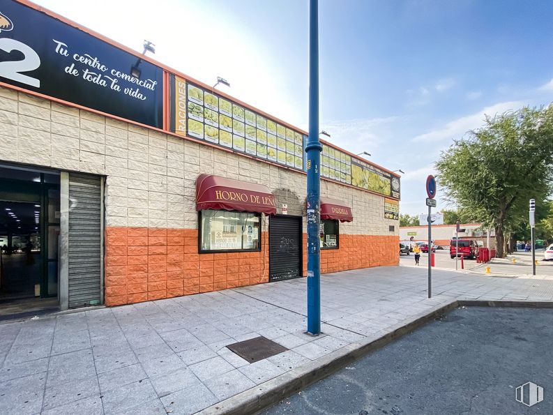 Local en venta en Calle Pablo Casals, 27, Parla, Madrid, 28980 con edificio, cielo, asfalto, superficie de carretera, planta, puerta, luz de la calle, árbol, ladrillo y nube alrededor