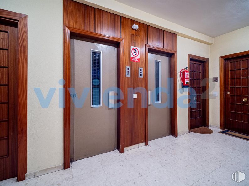 Office for sale at Zona Fuente del Berro, Salamanca, Madrid, 28028 with door, building, fixture, wood, paint, home door, wood stain, facade, flooring and hardwood around