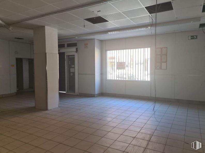 Retail for sale at Paseo de Ezequiel González, Segovia, 40002 with window, door, building, hall, interior design, fixture, flooring, floor, real estate and ceiling around