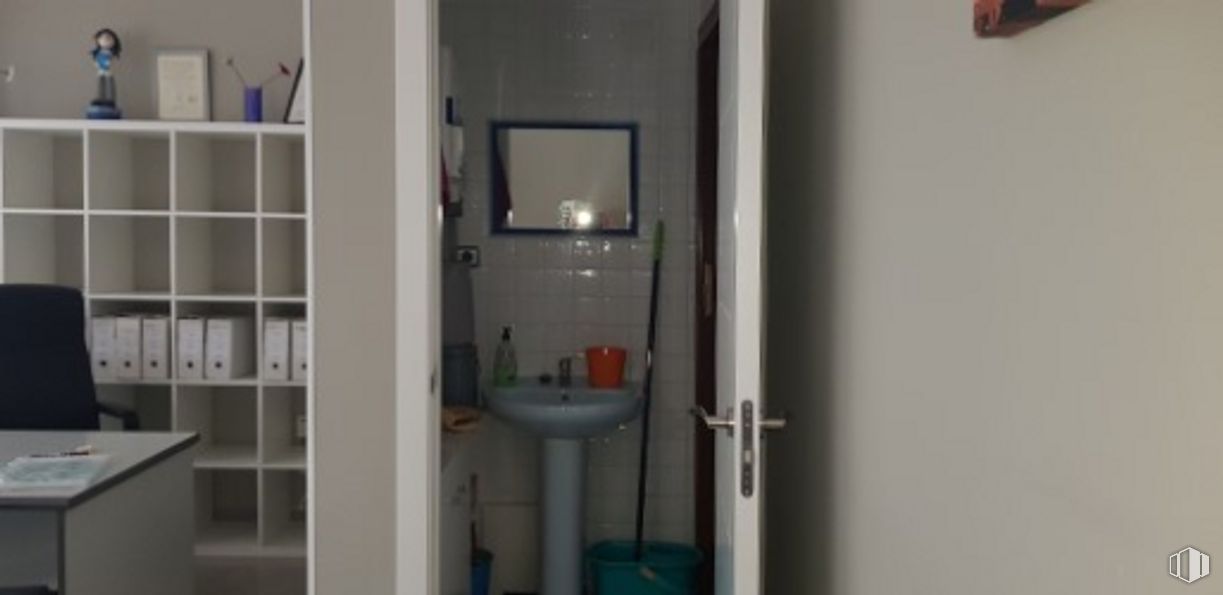 Local en venta en Calle Oriente, 8, Fuenlabrada, Madrid, 28945 con mueble, fregadero, puerta, grifo, edificio, accesorio de plomería, baño, lavabo del baño, accesorio y fluido alrededor