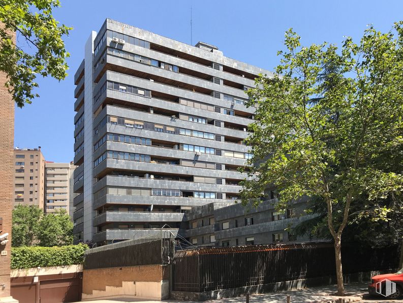 Oficina en alquiler y venta en Calle Julián Besteiro, 35, Tetuán, Madrid, 28020 con edificio, cielo, tiempo de día, ventana, rascacielos, árbol, bloque de pisos, planta, diseño urbano y condominio alrededor