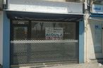 Retail for rent at Calle Fermín Caballero, Fuencarral - El Pardo, Madrid, 28034 with 1d barcode, window, building, road surface, asphalt, wood, shade, composite material, gas and brickwork around