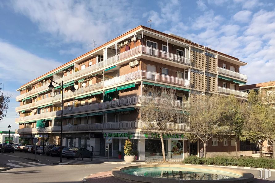 Local en alquiler y venta en Avenida Ejército, 42, Arganda del Rey, Madrid, 28500 con edificio, nube, cielo, planta, diseño urbano, bloque de pisos, condominio, árbol, agua y zona residencial alrededor